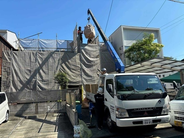 撤去したかわらUの荷下ろし